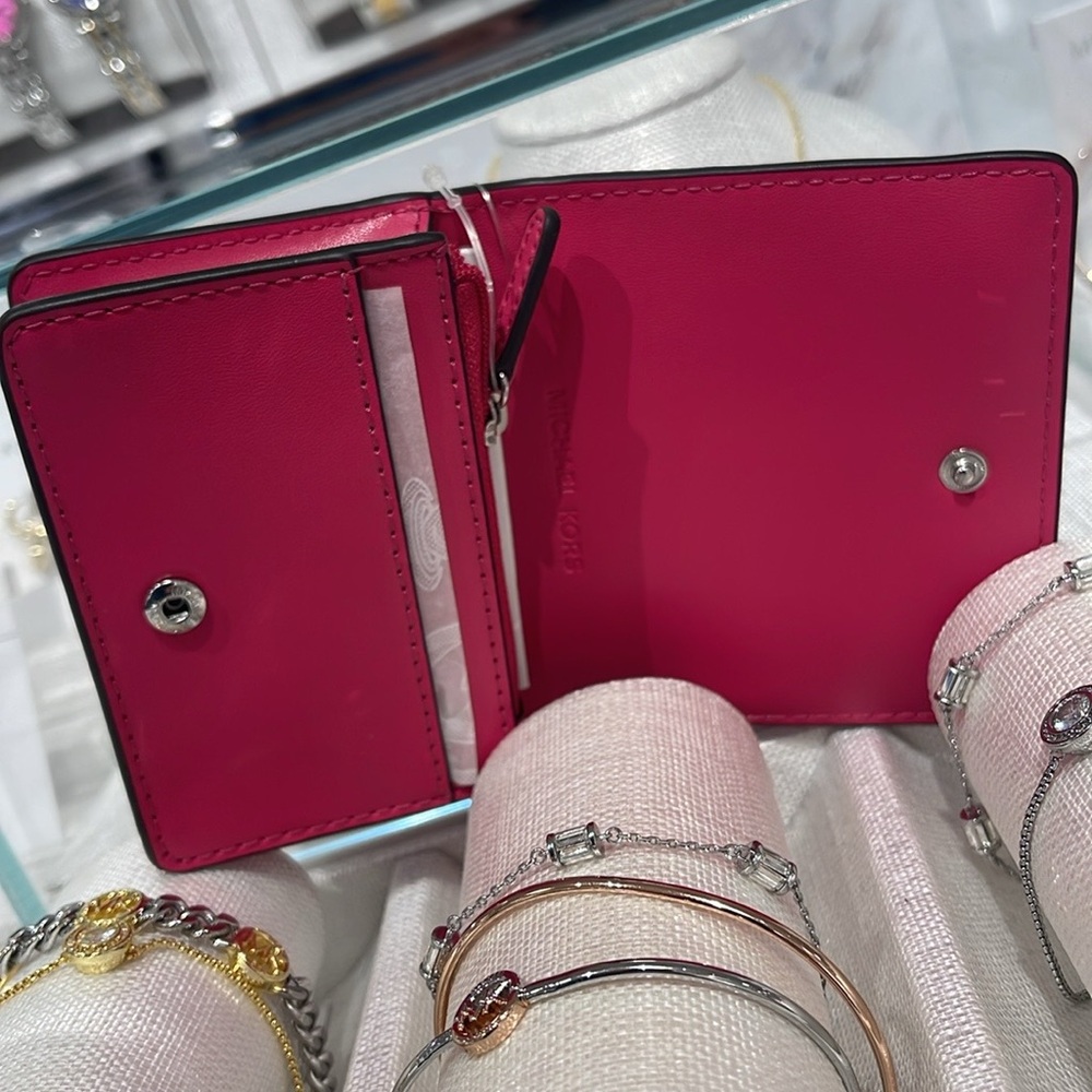 MICHAEL KORS Carson Small Pebbled Leather Flap Wallet
DRAGONFRUIT
NWT - Picture 11 of 16